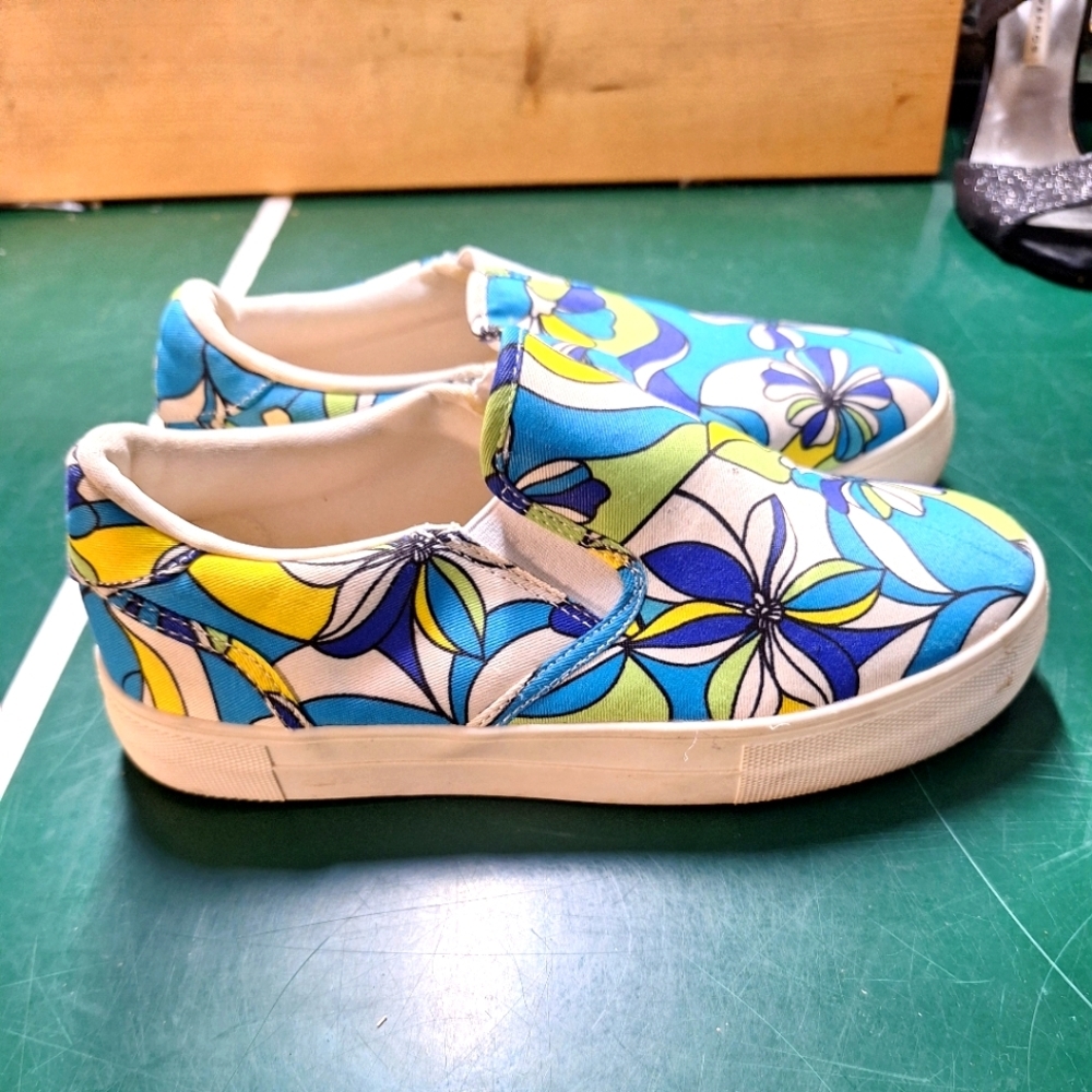 Just Fab Eloise slip on shoes blue and white size 7